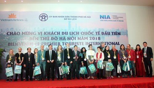 Trao quà lưu niệm cho những vị khách quốc tế đầu tiên tới Hà Nội trên chuyến bay VN18 khởi hành từ Pháp